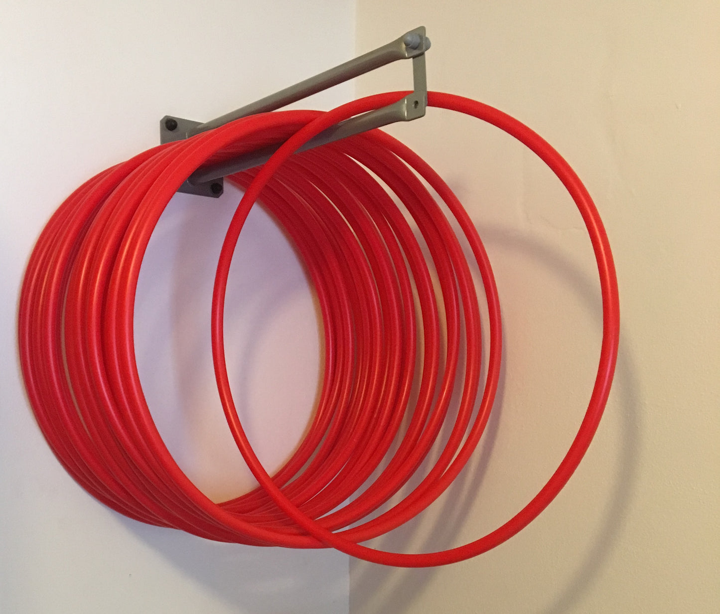 Låsbart veggfeste for badmintonracketer