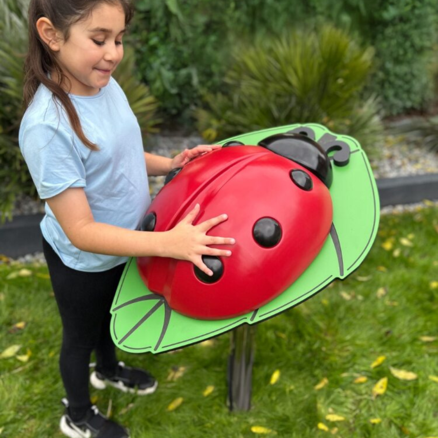 The Ladybug, utendørs musikkskulptur