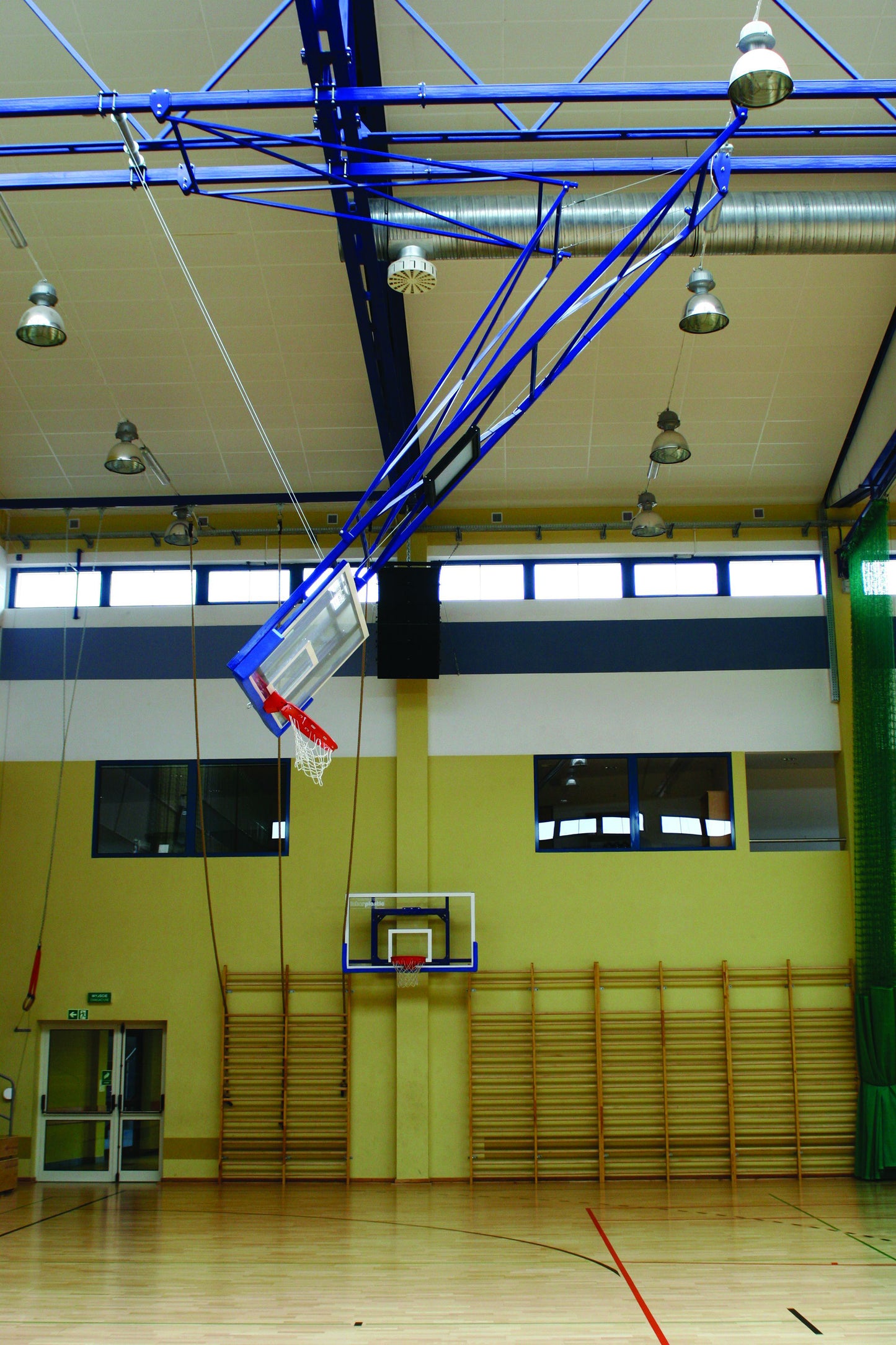 Takmontert basketballsystem, elektrisk