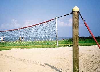 Volleyballstolper i tre med nett Hærverksikker