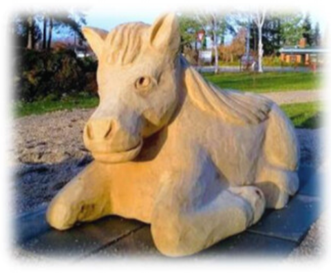 Hest liggende Treskulptur