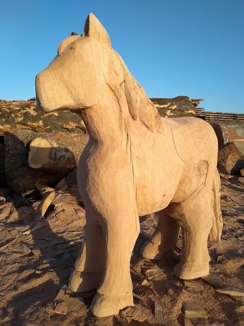 Hest stående Treskulptur