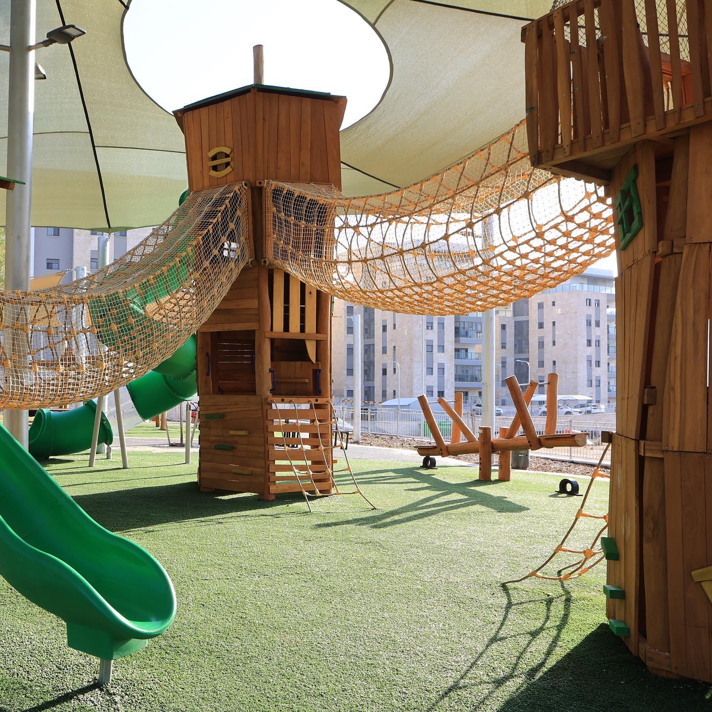 Utendørslekeplass skjult for solen