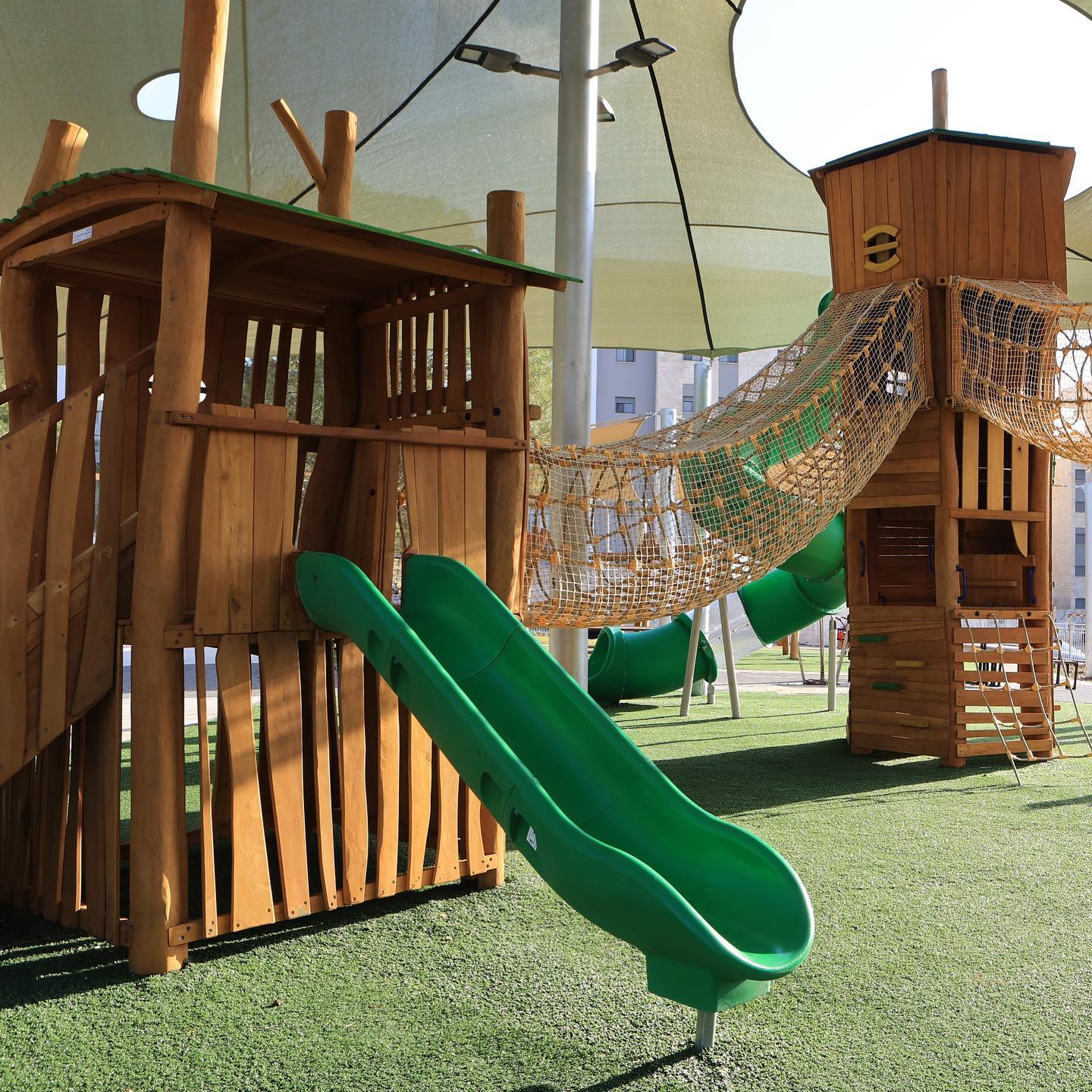 Utendørslekeplass skjult for solen