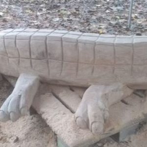Krokodille liggende Treskulptur