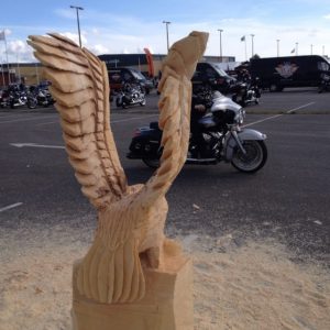 Ørn med vinger Treskulptur