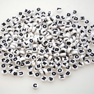 Plastperler ABC rund hvit med sort (500