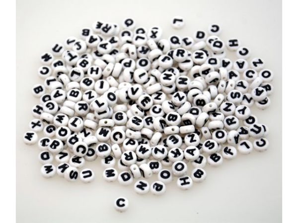 Plastperler ABC rund hvit med sort (500